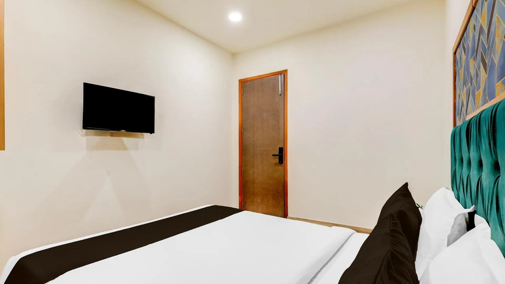 ***  Super Townhouse Hotel Silver Saffron Delhi  India